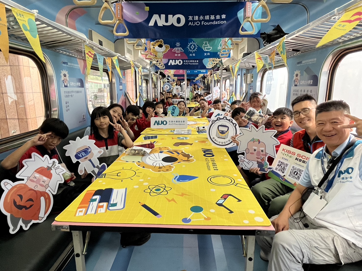 DB真人永續基金會參與「臺灣科普環島列車」，設計基礎科學車廂課程，以「淨零碳排和永續能源」為主題，讓學生透過創意實驗認識淨零知識，以及思考生活中的減碳行為